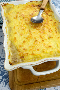plat d'hachis parmentier sur une table