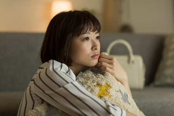 若い女性　テレビ