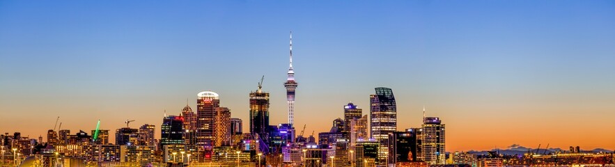 Fototapeta na wymiar Auckland in Neuseeland nach Sonnenuntergang am Abend mit Lichtern und Skyline und Turm