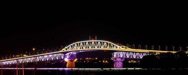 Hafenbrücke in Auckland Neuseeland beleuchtet in der Nacht
