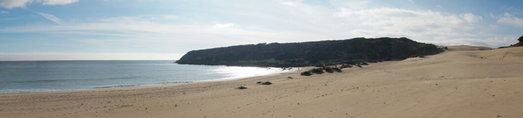 Panoramalandschaft von Bolonia Strand und Sanddüne an der Costa de la Luz in Andalusien