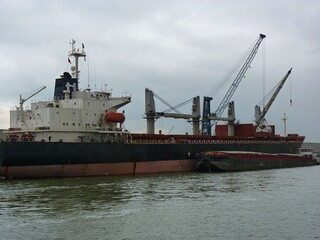 Ein gro&szlig;es Frachtschiff liegt im Hafen von Antwerpen.