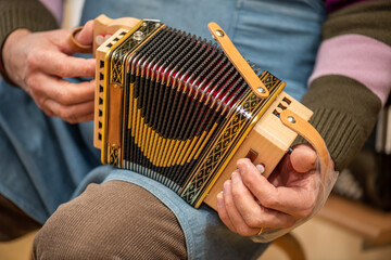 accordéons miniatures, mains