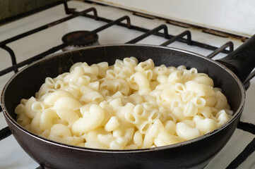 Noodle in pan on gas lash