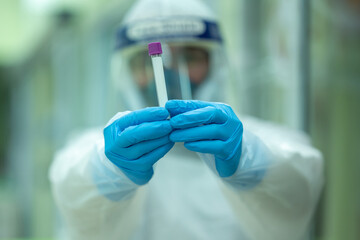 The doctor is encouraging patients and relatives infected with COVID after the treatment of patients.