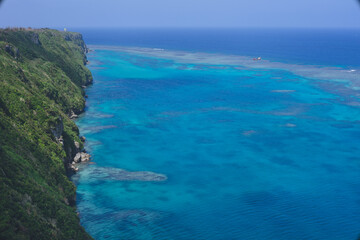 Fototapeta na wymiar 宮古島の離島伊良部島の断崖青い海を見渡す絶景-三角点
