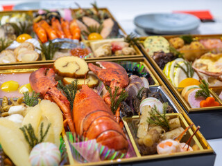 テーブルに広げた3段重ねのお節料理