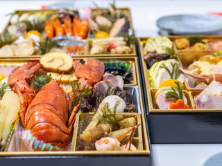 テーブルに広げた3段重ねのお節料理