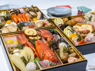 テーブルに広げた3段重ねのお節料理