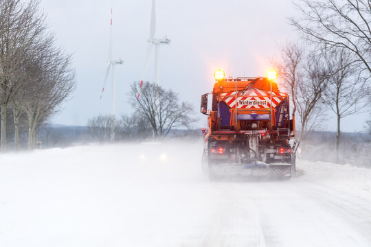 R&auml;umfahrzeug auf schneebedeckter Stra&szlig;e im Winterdienst