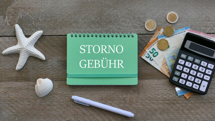 Stornogebühr:Notizblock mit Geldscheinen und Taschenrechner 