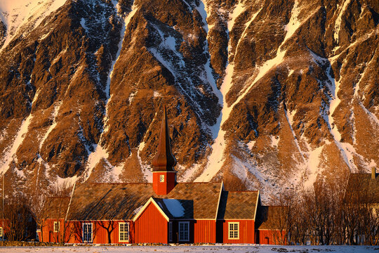 Eglise rouge de flakstad aux Lofoten