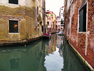 Fototapeta na wymiar Reflejos en el pequeño canal. Venecia.