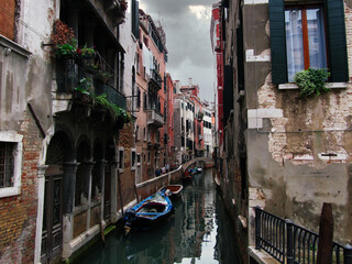 Fototapeta na wymiar Canal escondido y tranquilo, Venecia.
