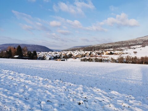 Winter über einem Dorf im Spessart im Mittelgebirge