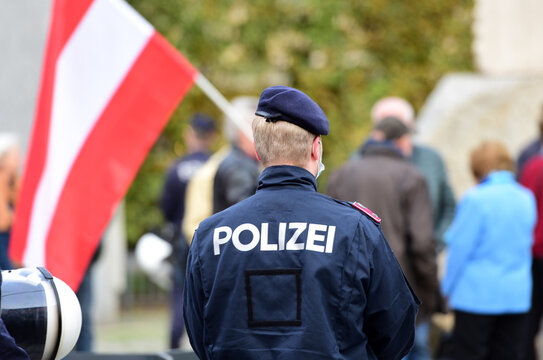 Polizei-Einsatz und Polizei Kontrolle in Wien - Lockdown Shutdown (&Ouml;sterreich) - Police operations and police control in Vienna - Lockdown Shutdown (Austria)