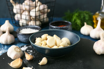 Bowl of fresh garlic on table