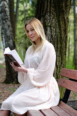 Obraz premium young girl in a dress in the park