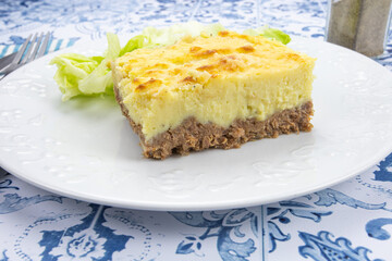 assiette d'hachis parmentier et salade sur une table
