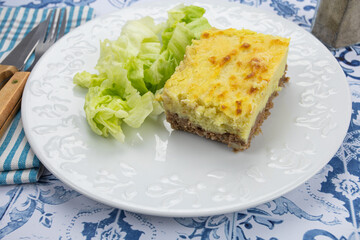assiette d'hachis parmentier et salade sur une table