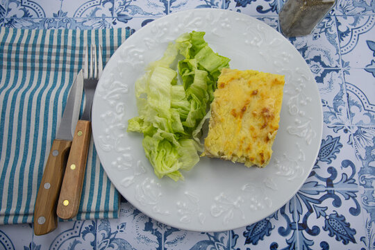 assiette d'hachis parmentier et salade sur une table