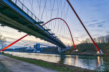 Moderne Brücke in einem Park in Gelsenkirchen am Abend