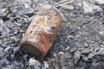 Obraz premium close up ash and can on the ground