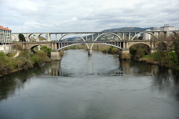 Puente Nuevo Ponte Nova y Viaducto del ferrocarril sobre el río Miño en Ourense Orense, Galicia, España