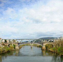 Puente Nuevo Ponte Nova y Viaducto del ferrocarril sobre el río Miño en Ourense Orense, Galicia, España