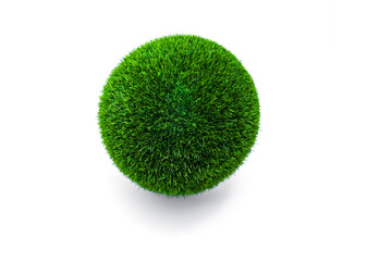 Grüne Kugel aus Geas  auf weissem hintergrund
