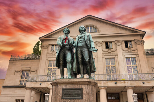 Das deutsche Nationaltheater mit Goethe-Schiller Denkmal in Weimar, Th&uuml;ringen, Deutschland