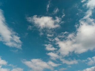 Obraz premium Texture of a blue sky with white clouds 