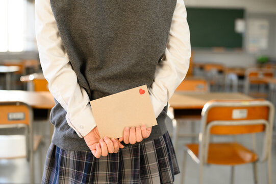 手紙を持つ女性
