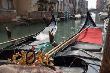 Fototapeta na wymiar Zwei Gondeln in Venedig warten auf Gäste