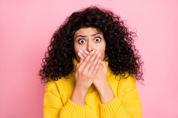 Photo portrait of shocked shocked girl staring closed mouth hands frustrated panic stressed isolated on pastel pink background