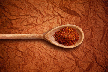Cayennepfeffer auf einem Holzlöffel