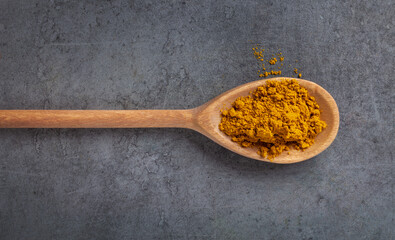 Currypulver auf einem Holzlöffel