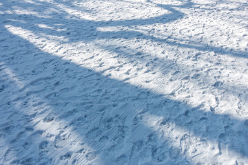 festgetretener Schnee in einem Park