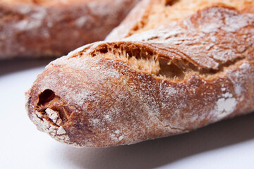 Pico de pan con la corteza rota