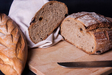 Bodegón con hogaza de pan de centeno con uvas pasas