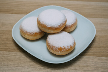 donuts with icing sugar