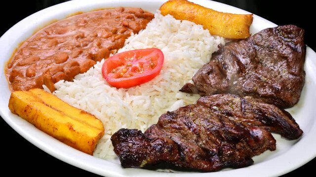 Vapor caliente emerge en el  tradicional plato conocido como carne asada con fr&eacute;jol. 