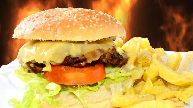 Hamburguesas son deliciosas y practicas para comer en cualquier momento. video 4k