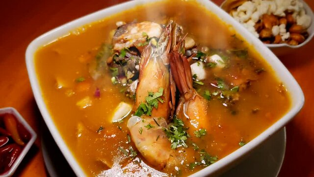 Encebollado, comida tradicional del Ecuador es delicioso. Sopa de albacora con langostino 