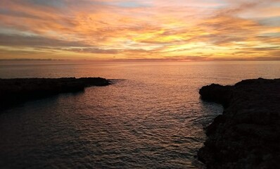 Amanecer junto al mar mediterráneo
