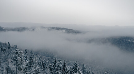 Góry w mglisty dzień