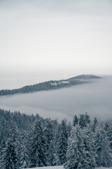 Góry w mglisty dzień