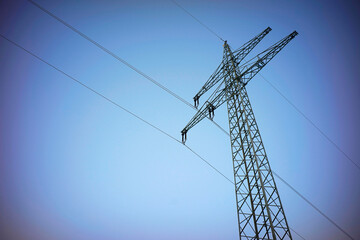 Hochspannungsmast mit Vignette 