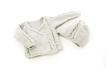 Strickjäckchen und Mütze für Neugeborenes mit Zopfmuster