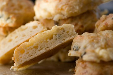 Selbstgemachte glutenfreie Semmel aus Tapioka/Reismehl/Maisstärke mit Käse, Kürbis- und Sonnenblumenkerne